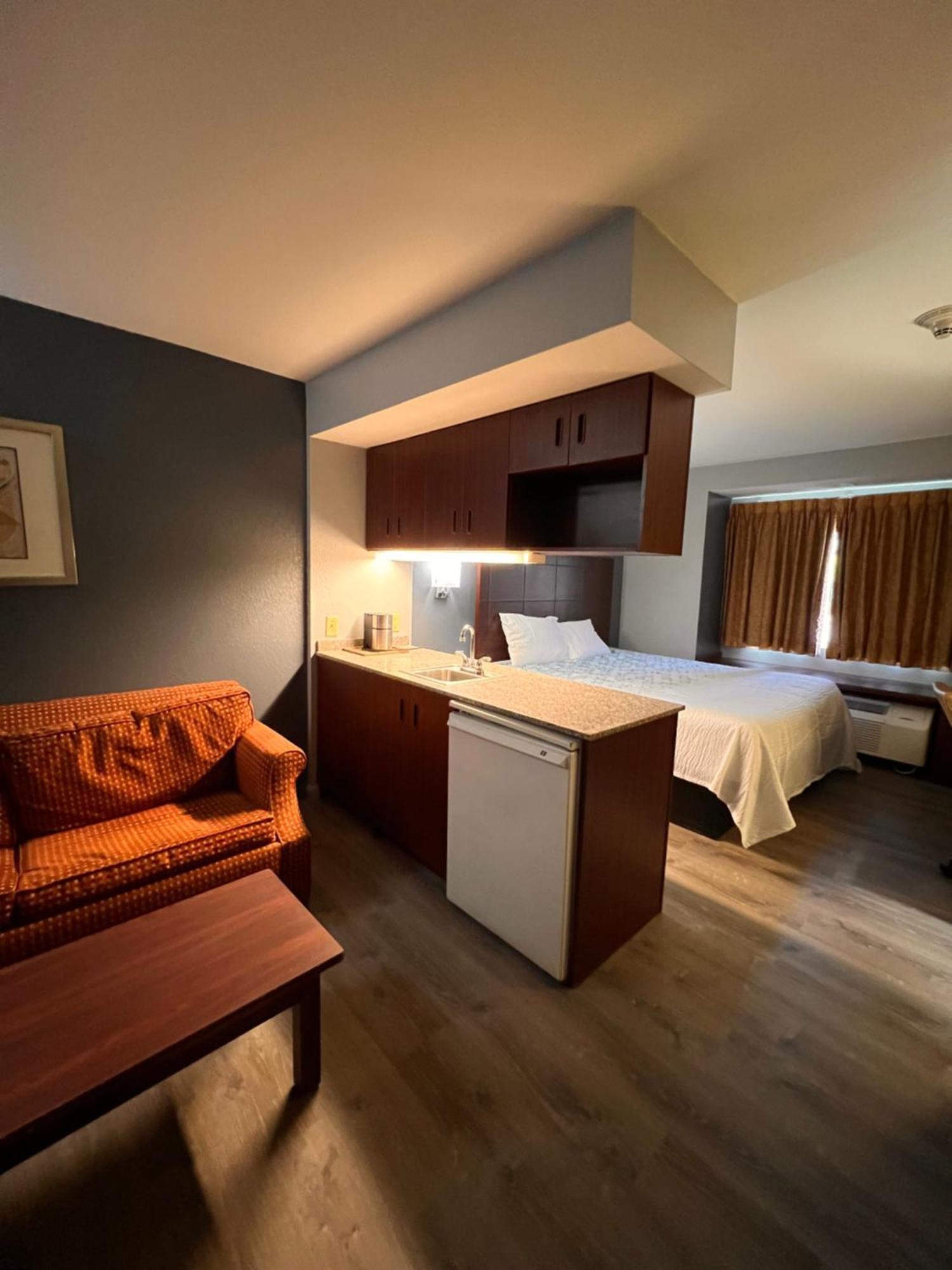 Blisspoint Inn & Suites, Northwood Eksteriør billede